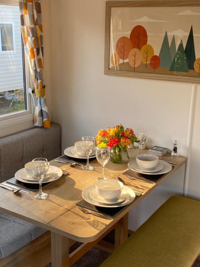 Juani Apartment Poole Bagian luar foto