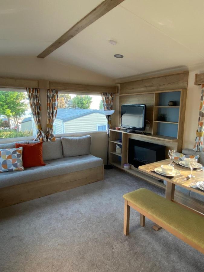 Juani Apartment Poole Bagian luar foto