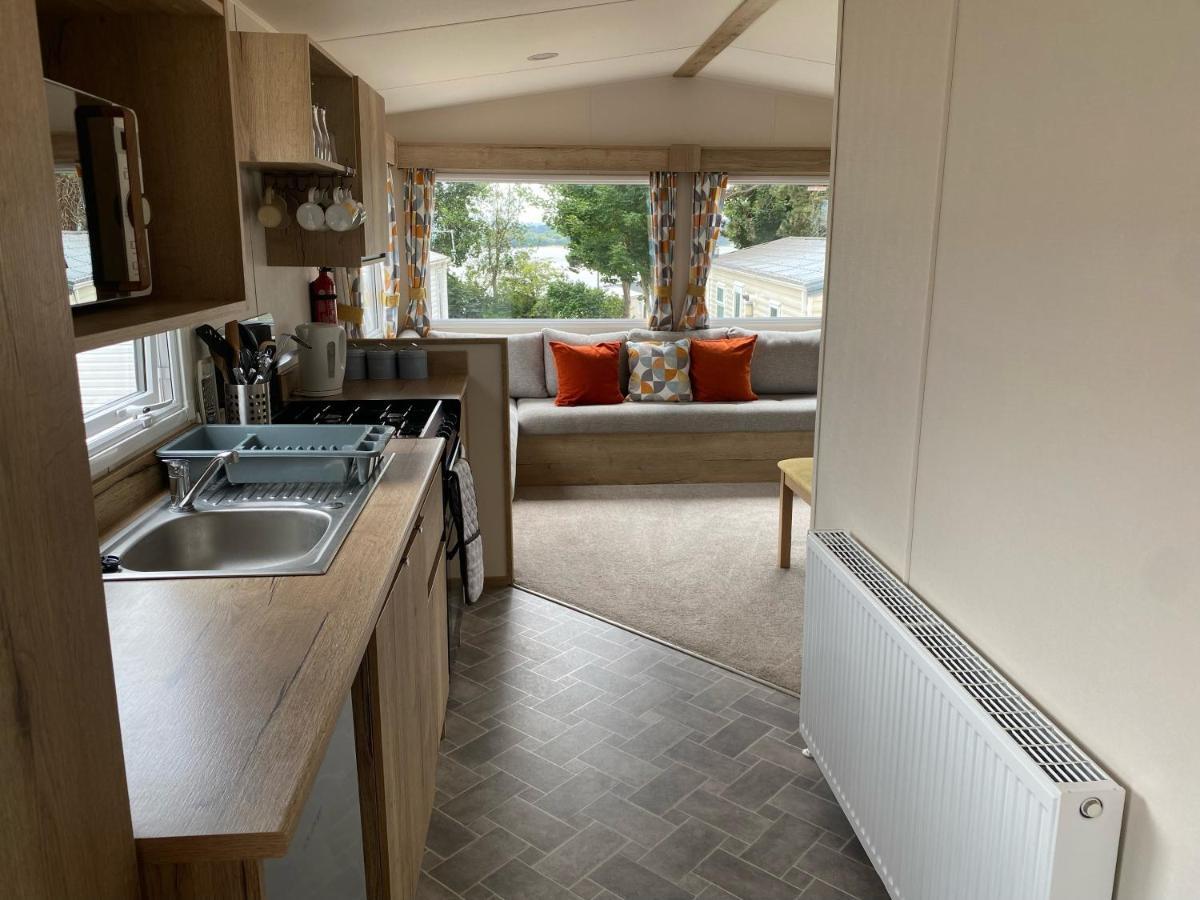 Juani Apartment Poole Bagian luar foto